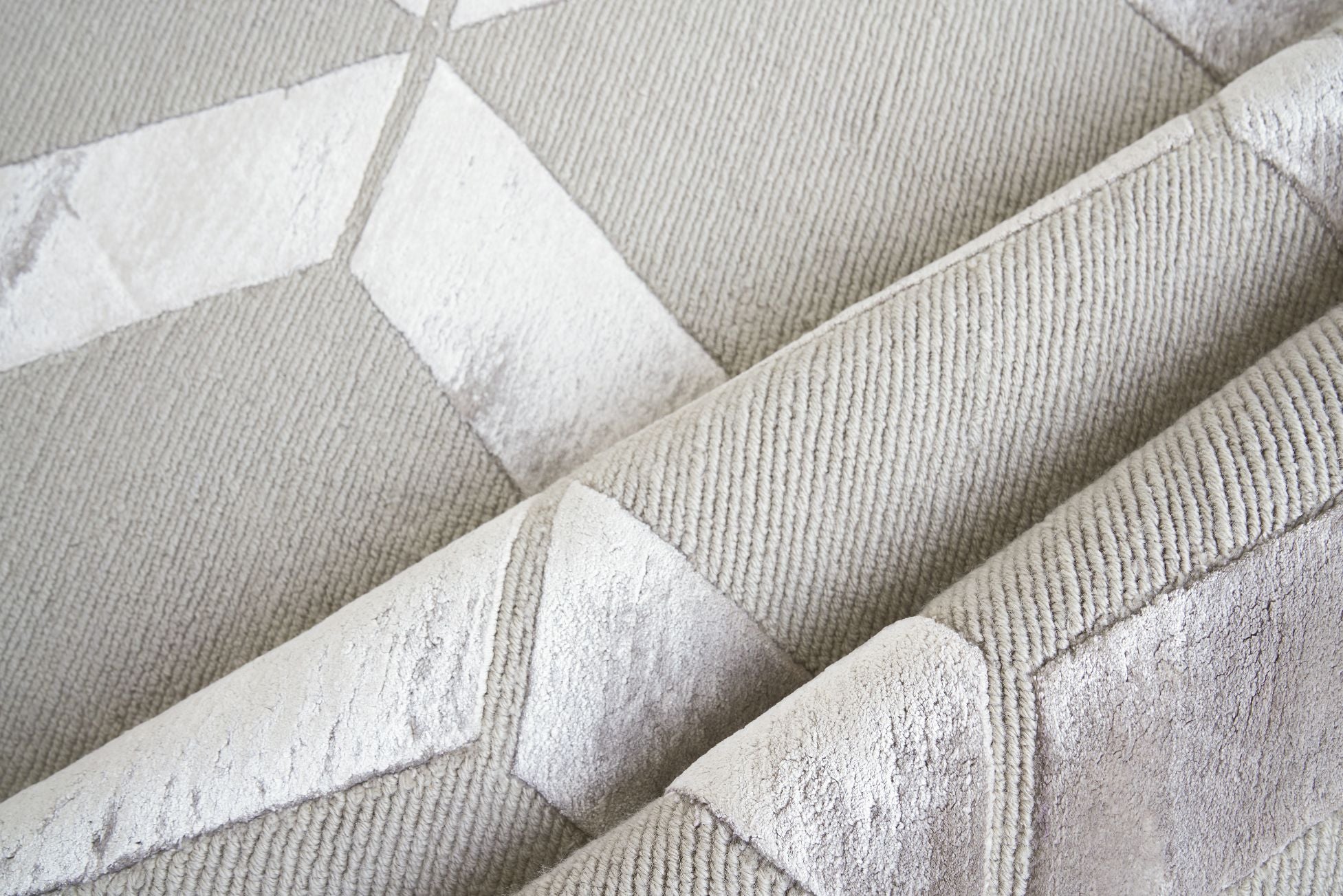 Exquisite Rugs Metro Velvet Handmade Hand-Knotted New Zealand Wool and Viscose Area Rug