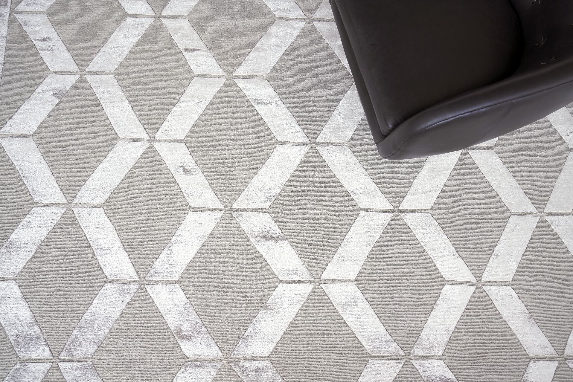 Exquisite Rugs Metro Velvet Handmade Hand-Knotted New Zealand Wool and Viscose Area Rug