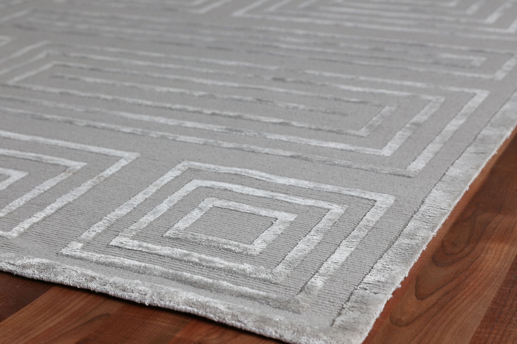 Exquisite Rugs Metro Velvet Handmade Hand-Knotted New Zealand Wool and Viscose Area Rug