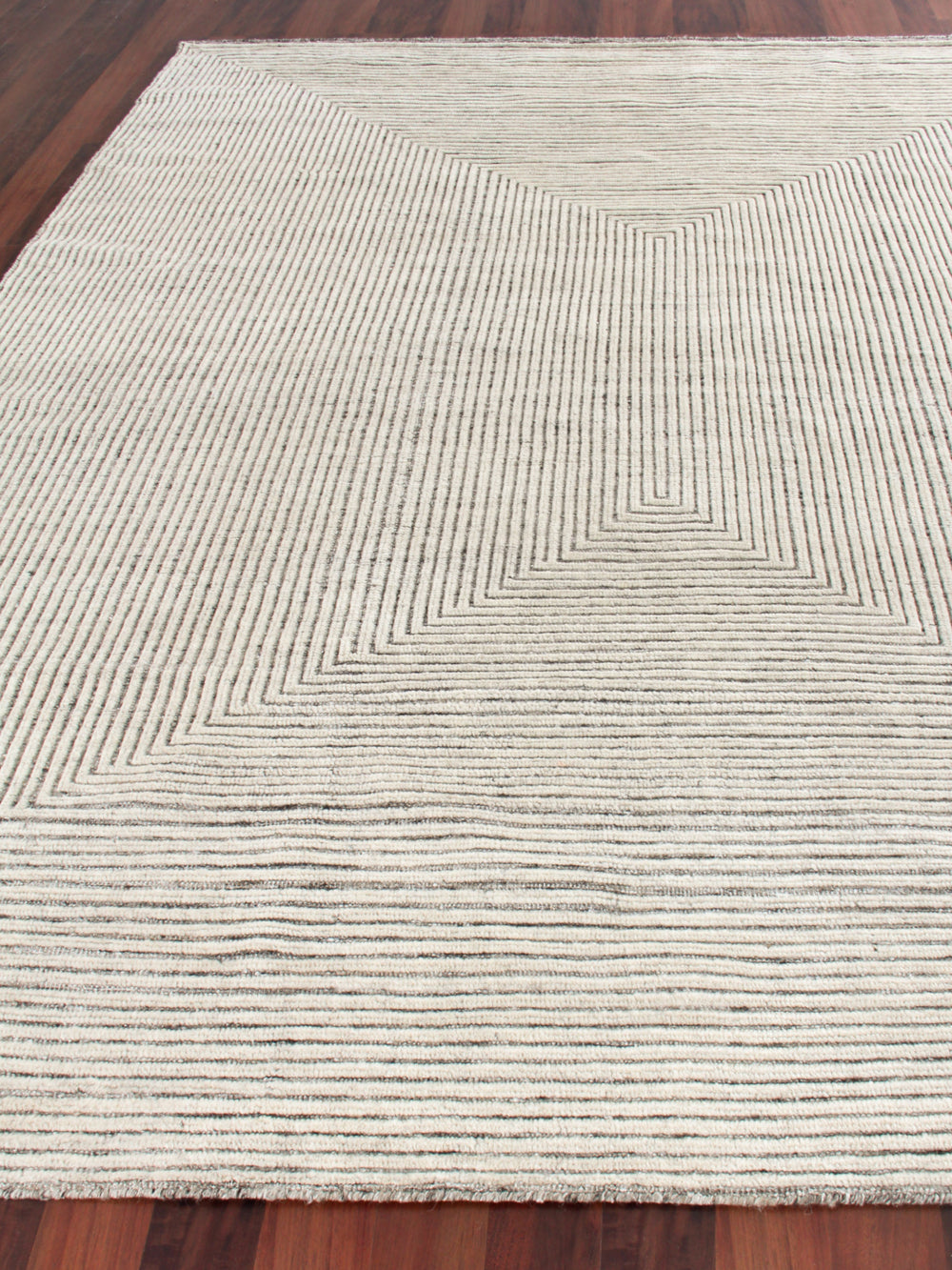 Exquisite Rugs Crescent Handmade Hand-Knotted New Zealand Wool Ivory Area Rug