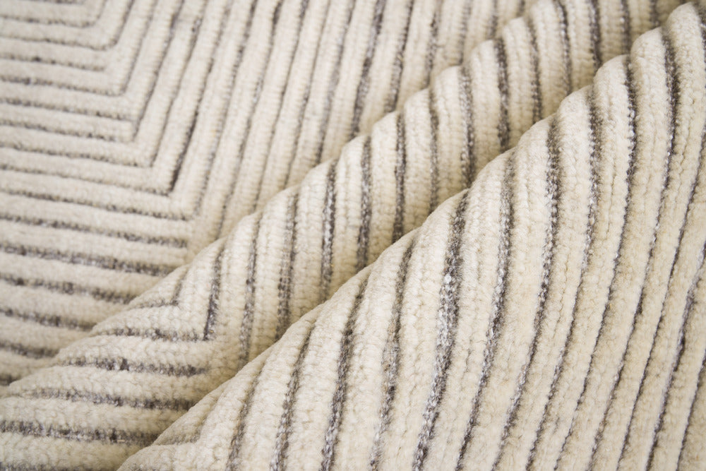 Exquisite Rugs Crescent Handmade Hand-Knotted New Zealand Wool Ivory Area Rug