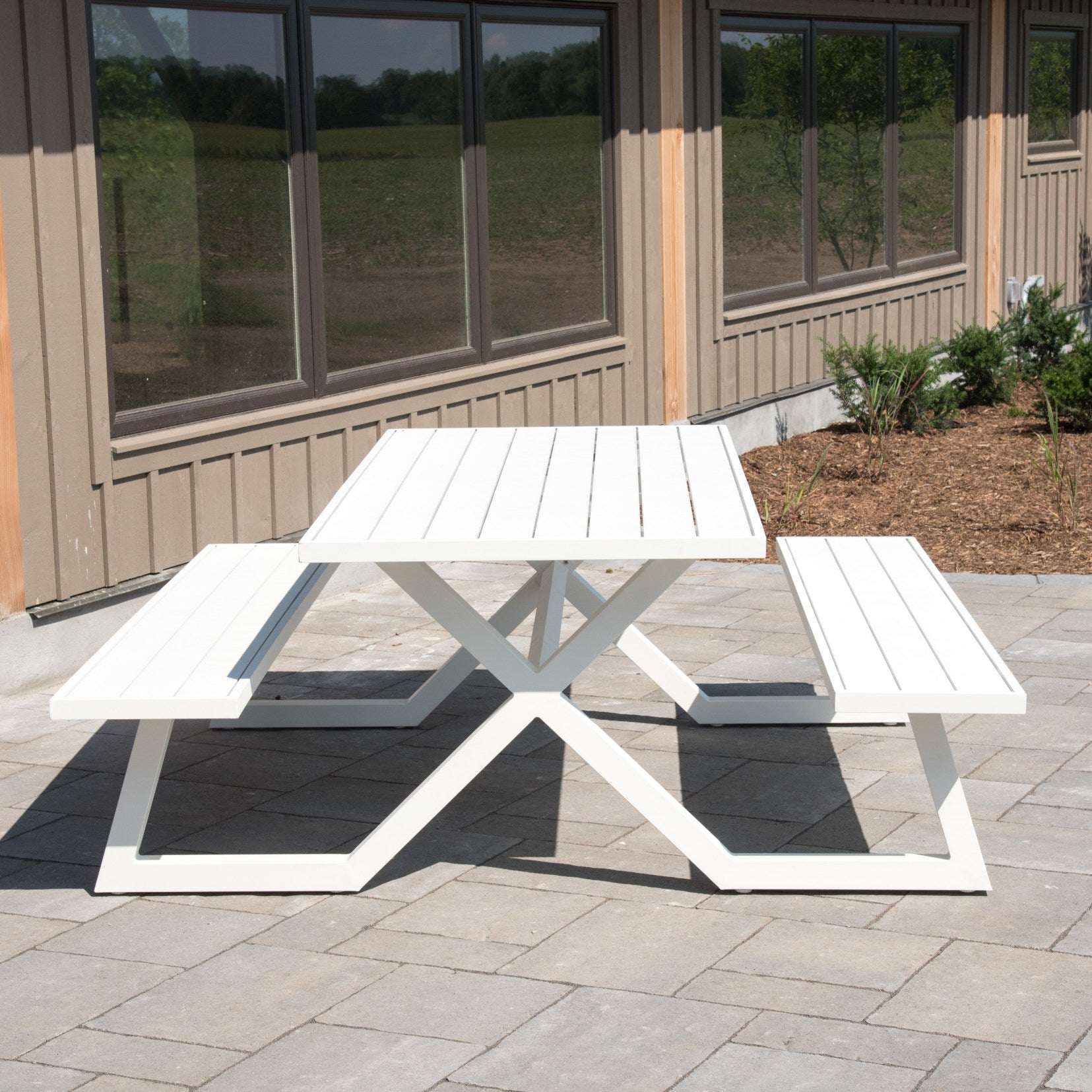 Vivere Banquet Deluxe 8-Seat Aluminum Picnic Table (White)