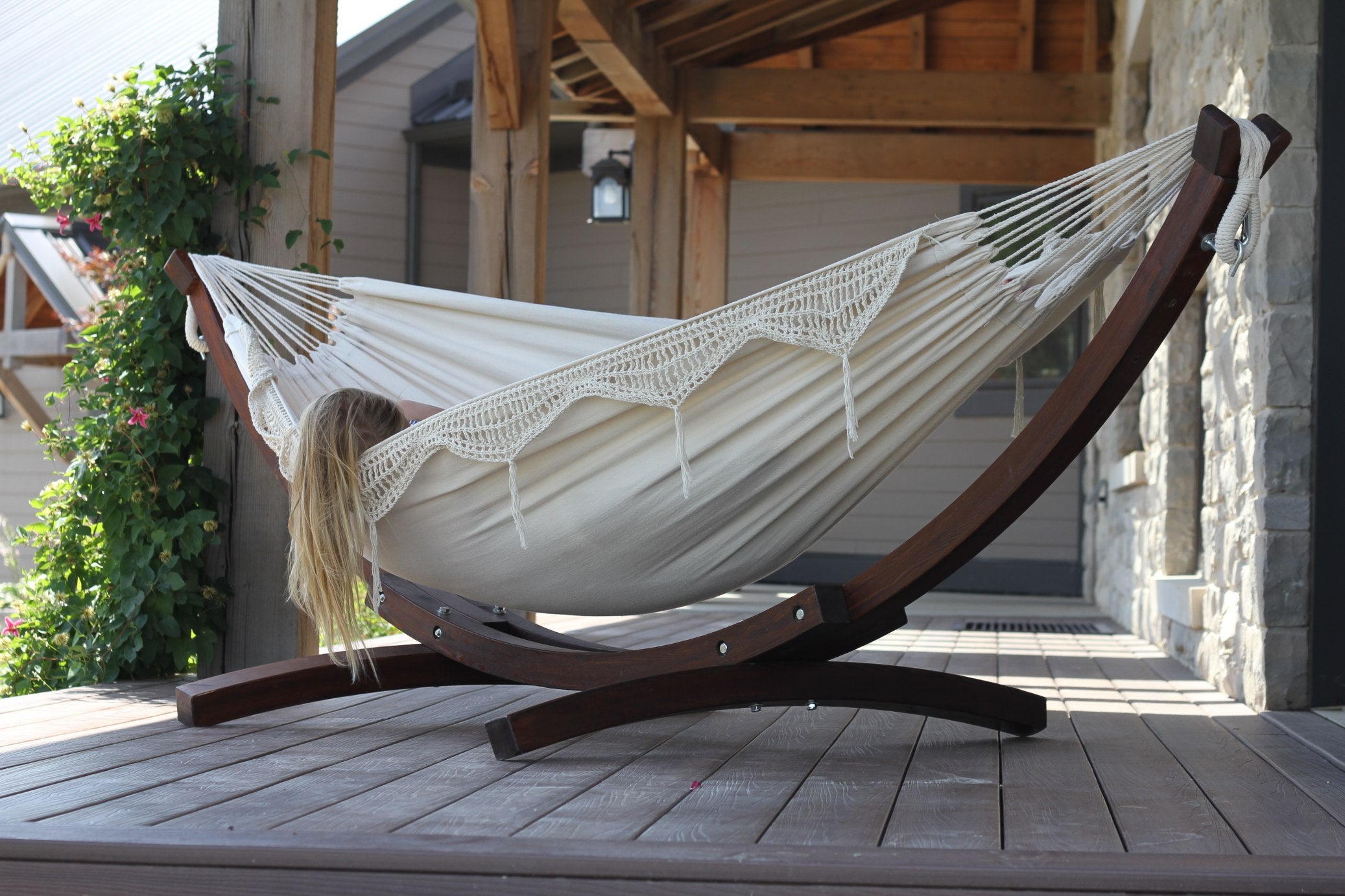 Vivere Double Cotton Hammock with Solid Pine Arc Stand - Cayo Reef/Retro/Natural with Fringe (8ft)