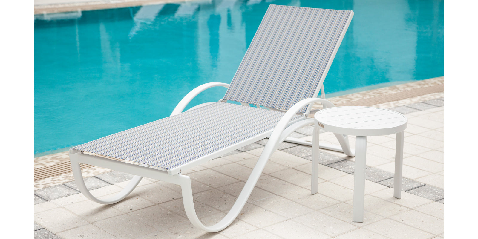DecoScapes Atlantic Side Table (Slatted)