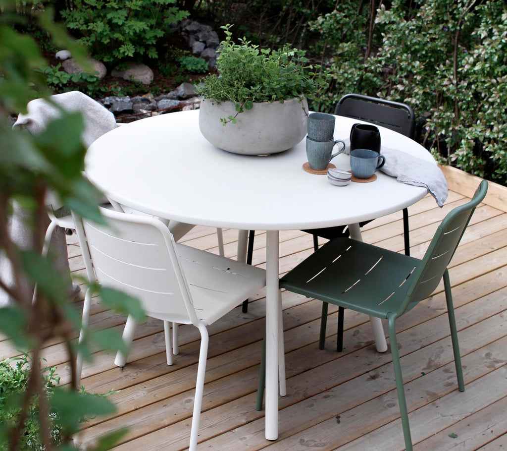 Cane-Line Area Table