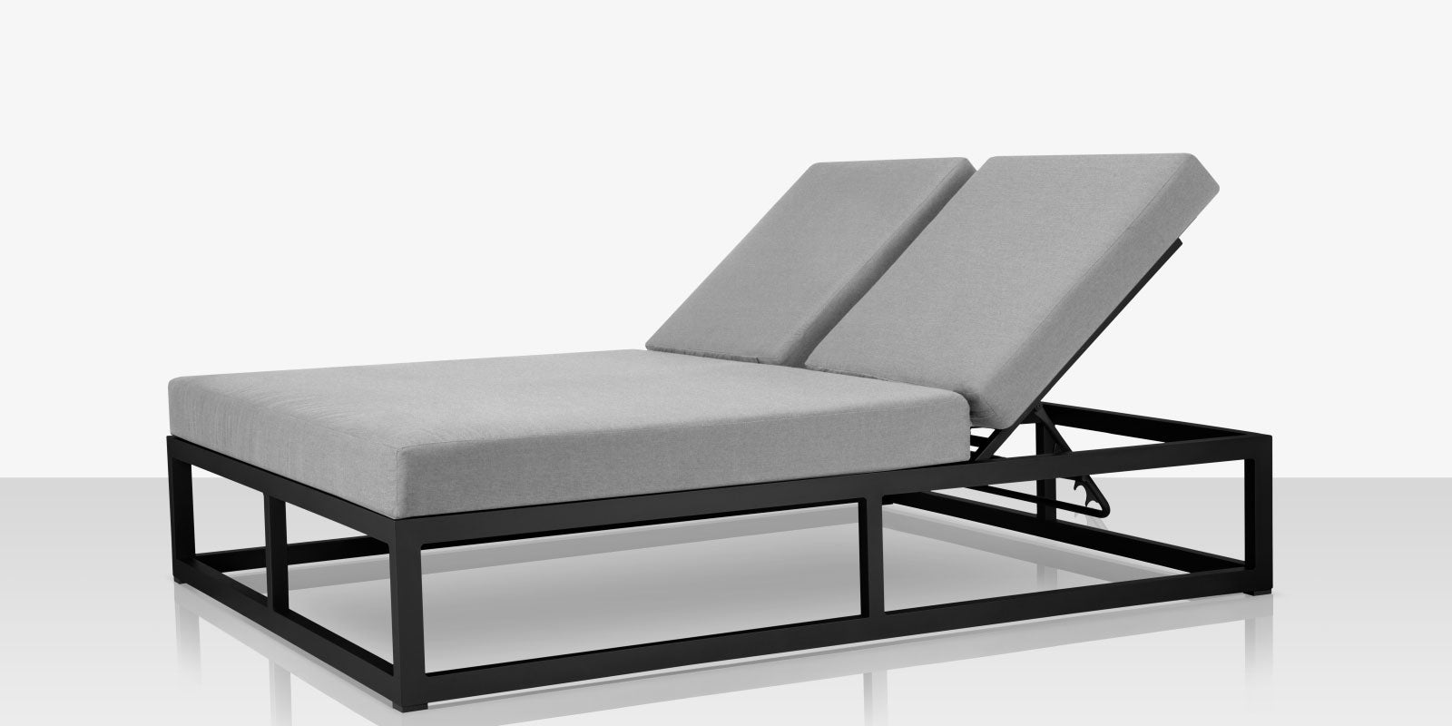 DecoScapes Furniture Iconic Aluminum Daybed