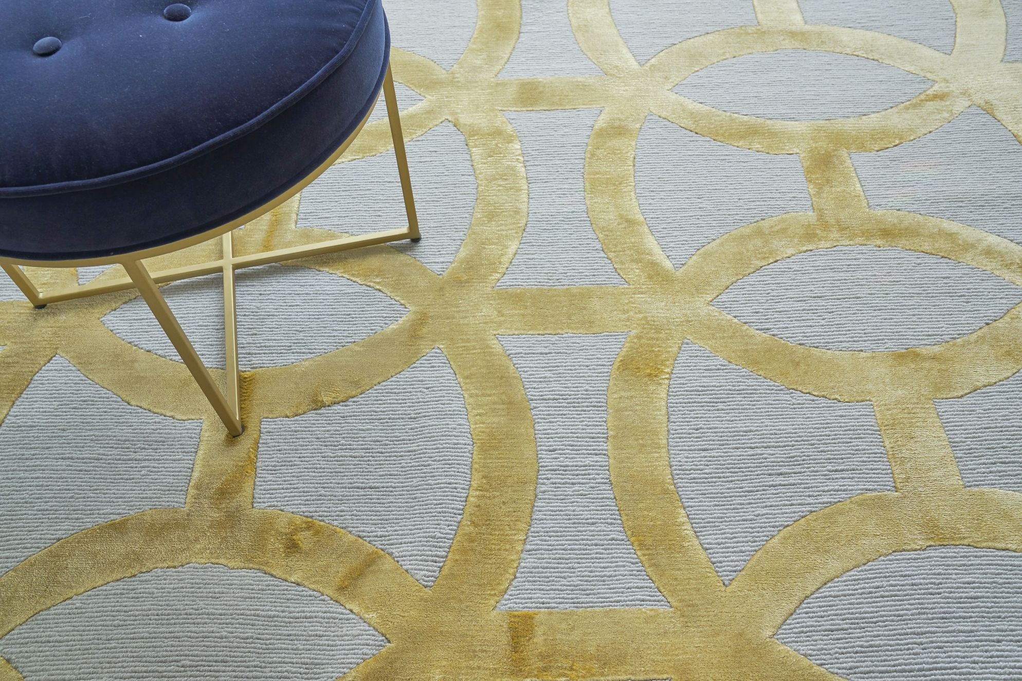 Exquisite Rugs Metro Velvet Handmade Hand-Knotted New Zealand Wool and Viscose  Area Rug