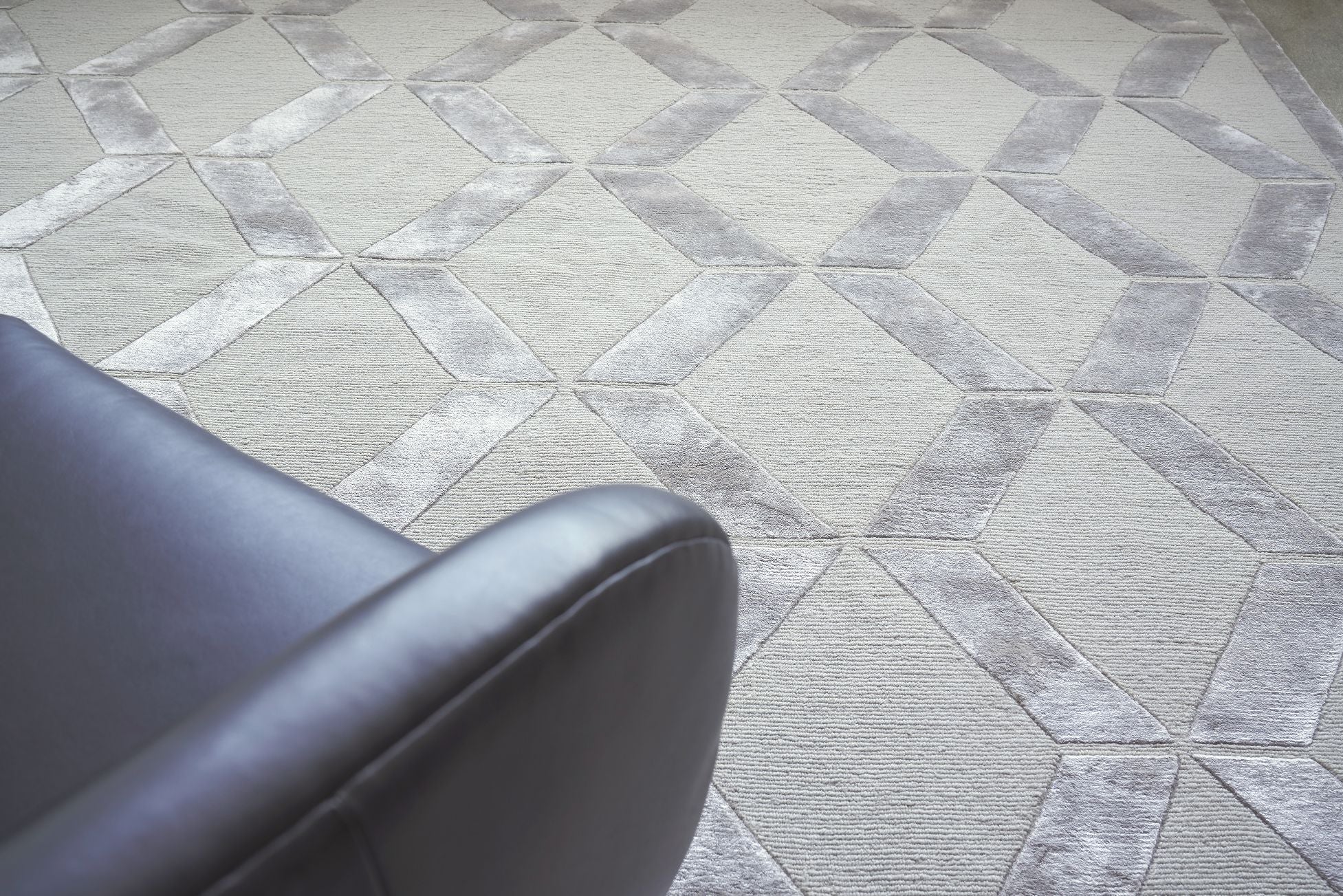 Exquisite Rugs Metro Velvet Handmade Hand-Knotted New Zealand Wool and Viscose  Area Rug