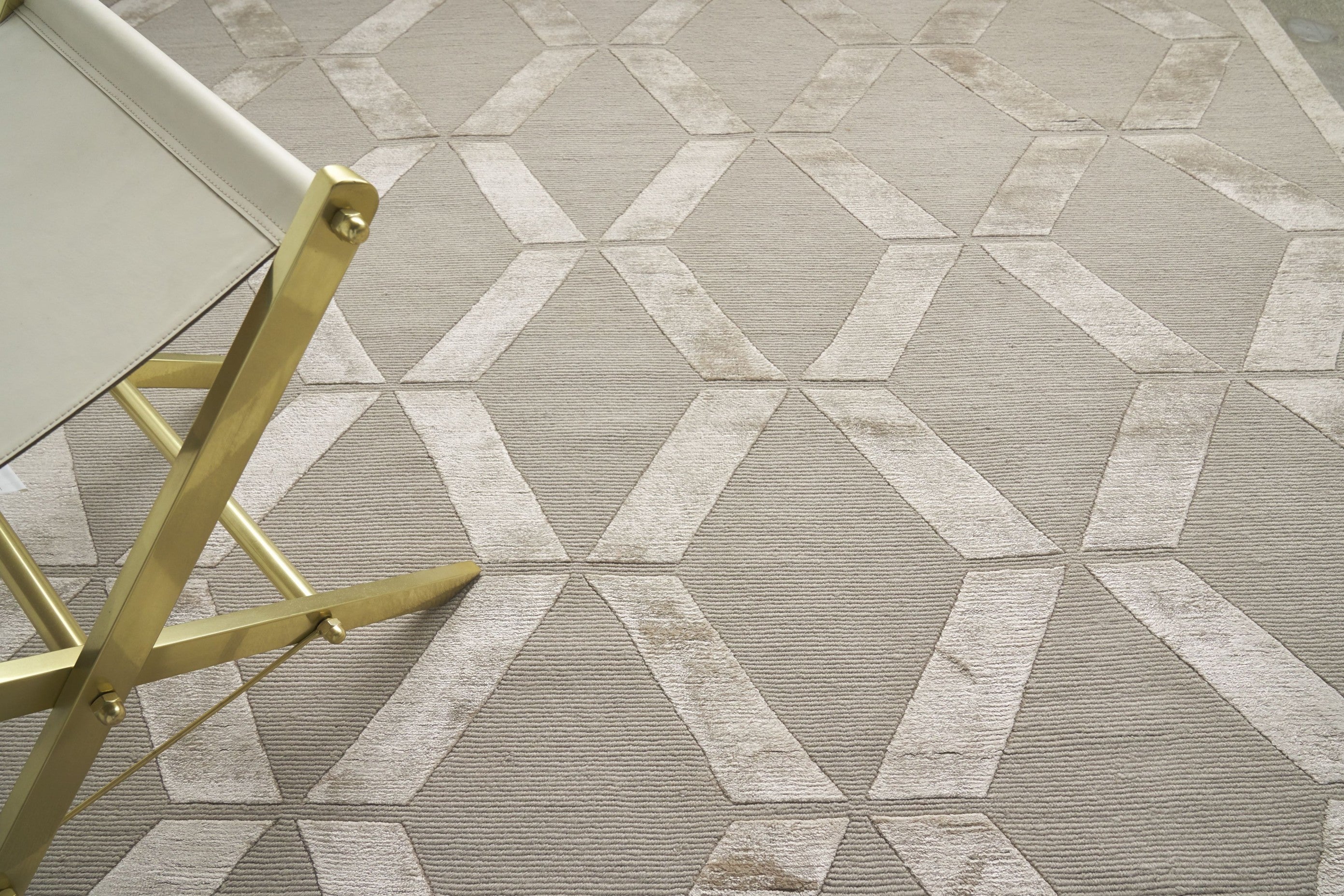 Exquisite Rugs Metro Velvet Handmade Hand-Knotted New Zealand Wool and Viscose  Area Rug