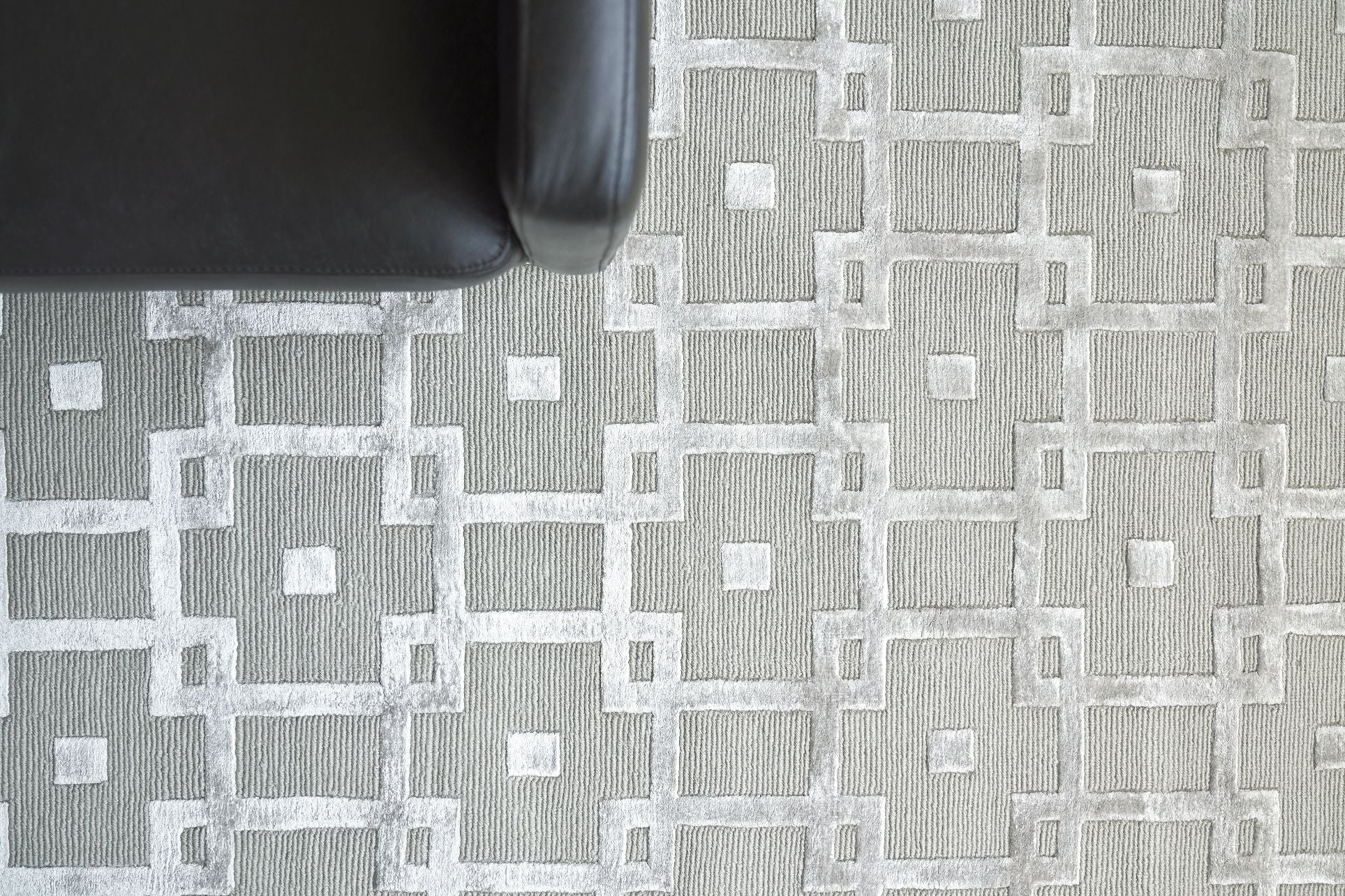 Exquisite Rugs Metro Velvet Handmade Hand-Knotted New Zealand Wool and Viscose  Area Rug