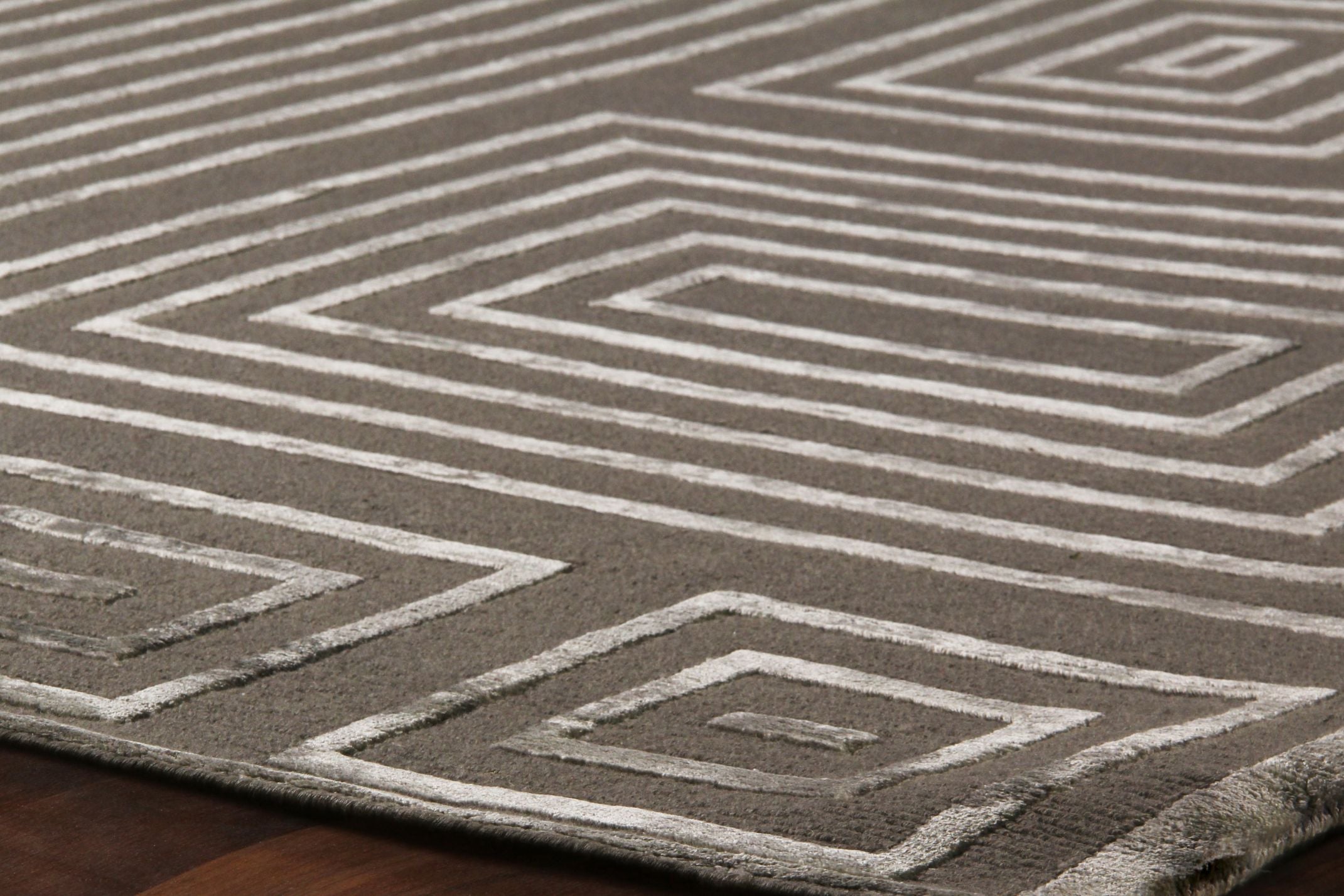 Exquisite Rugs Metro Velvet Handmade Hand-Knotted New Zealand Wool and Viscose  Area Rug