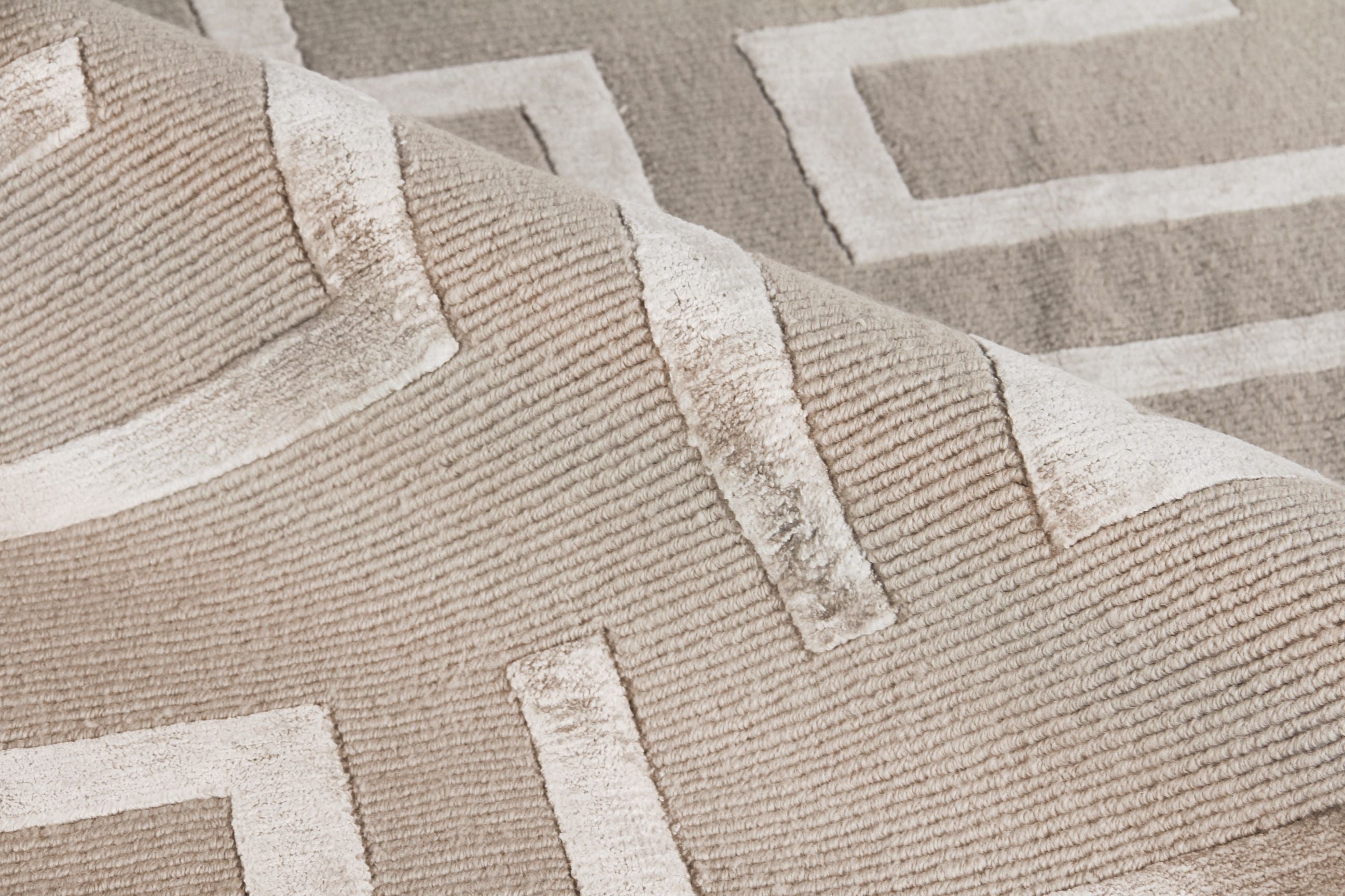 Exquisite Rugs Metro Velvet Handmade Hand-Knotted New Zealand Wool and Viscose  Area Rug