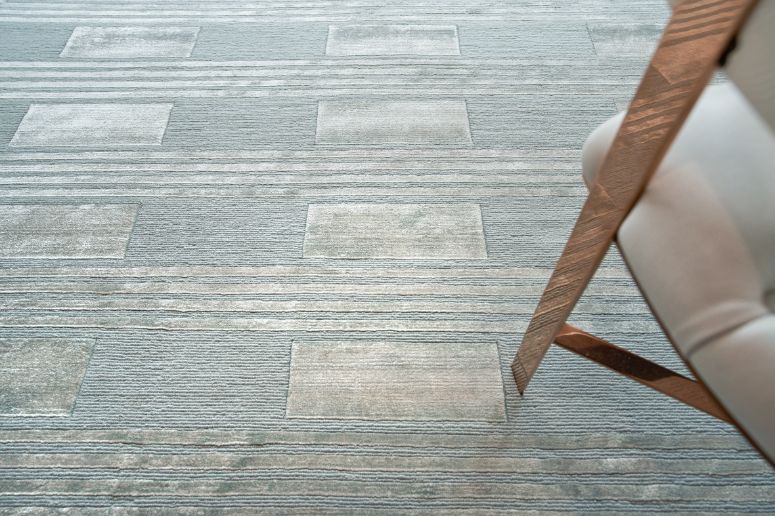 Exquisite Rugs Metro Velvet Handmade Hand-Knotted New Zealand Wool and Viscose  Area Rug