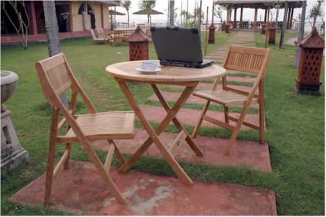 Anderson Teak Windsor 31-inch Round Folding Table
