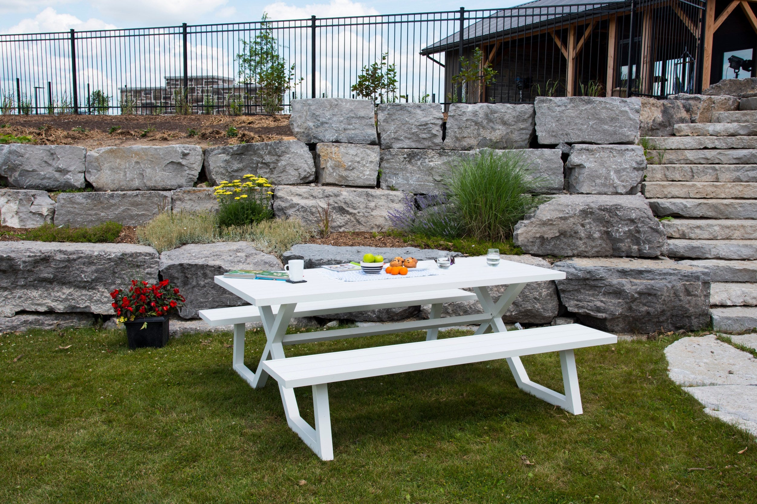 Vivere Banquet Deluxe 8-Seat Aluminum Picnic Table (White)