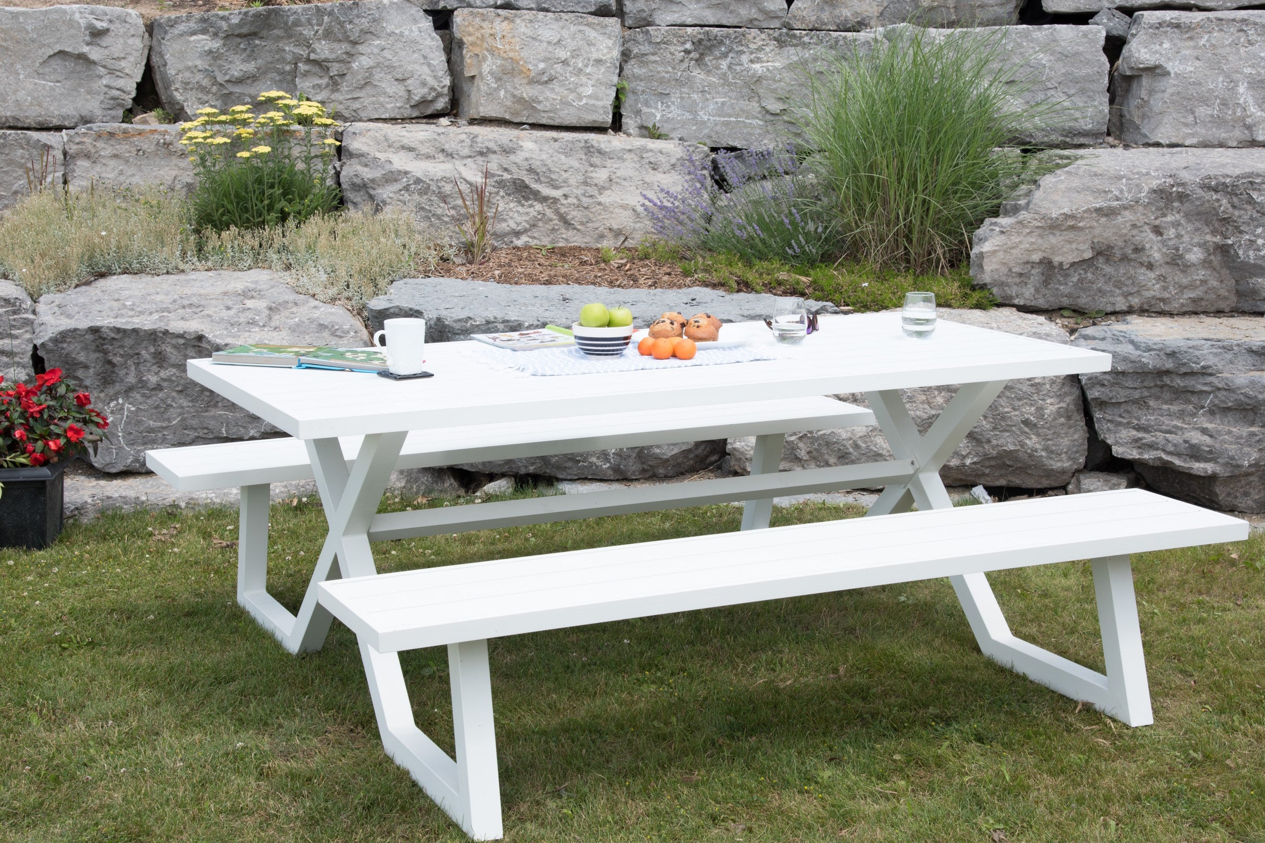 Vivere Banquet Deluxe 8-Seat Aluminum Picnic Table (White)