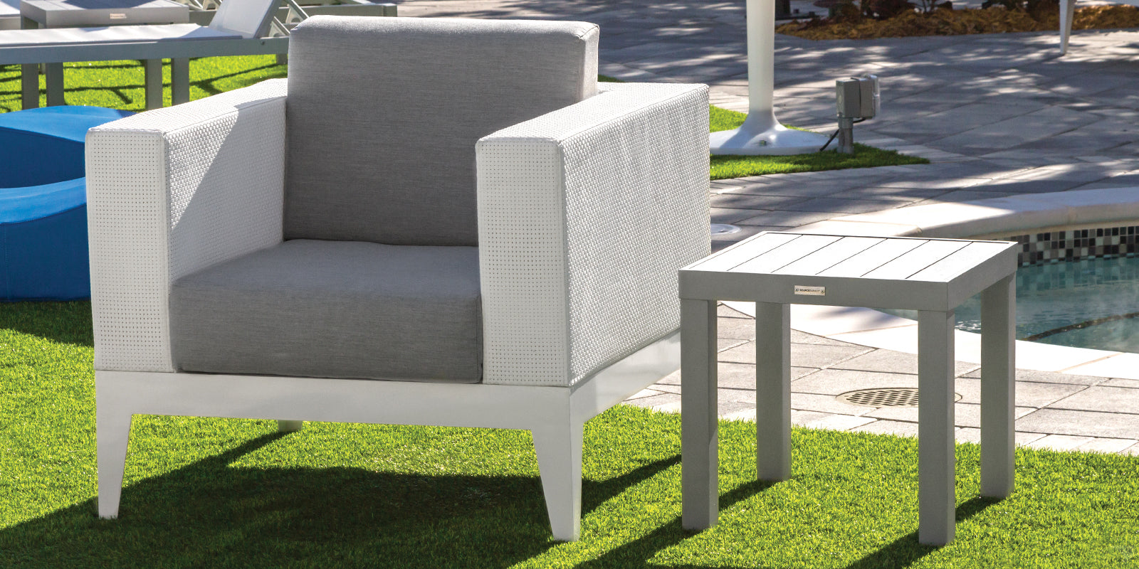 DecoScapes Fusion Aluminum 18'' Wide Square End Table