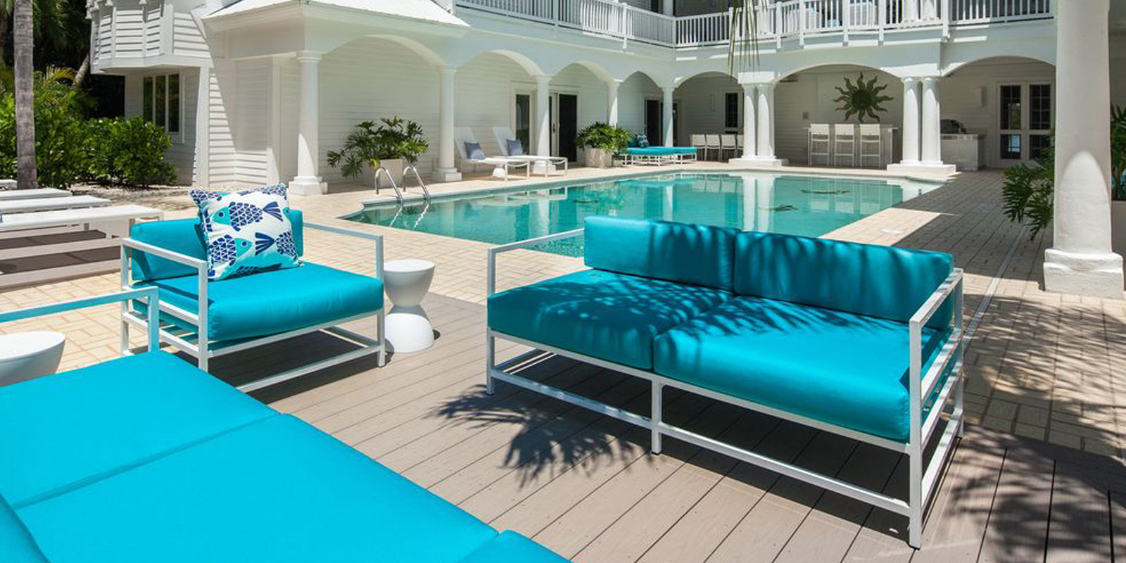 DecoScapes Delano Loveseat