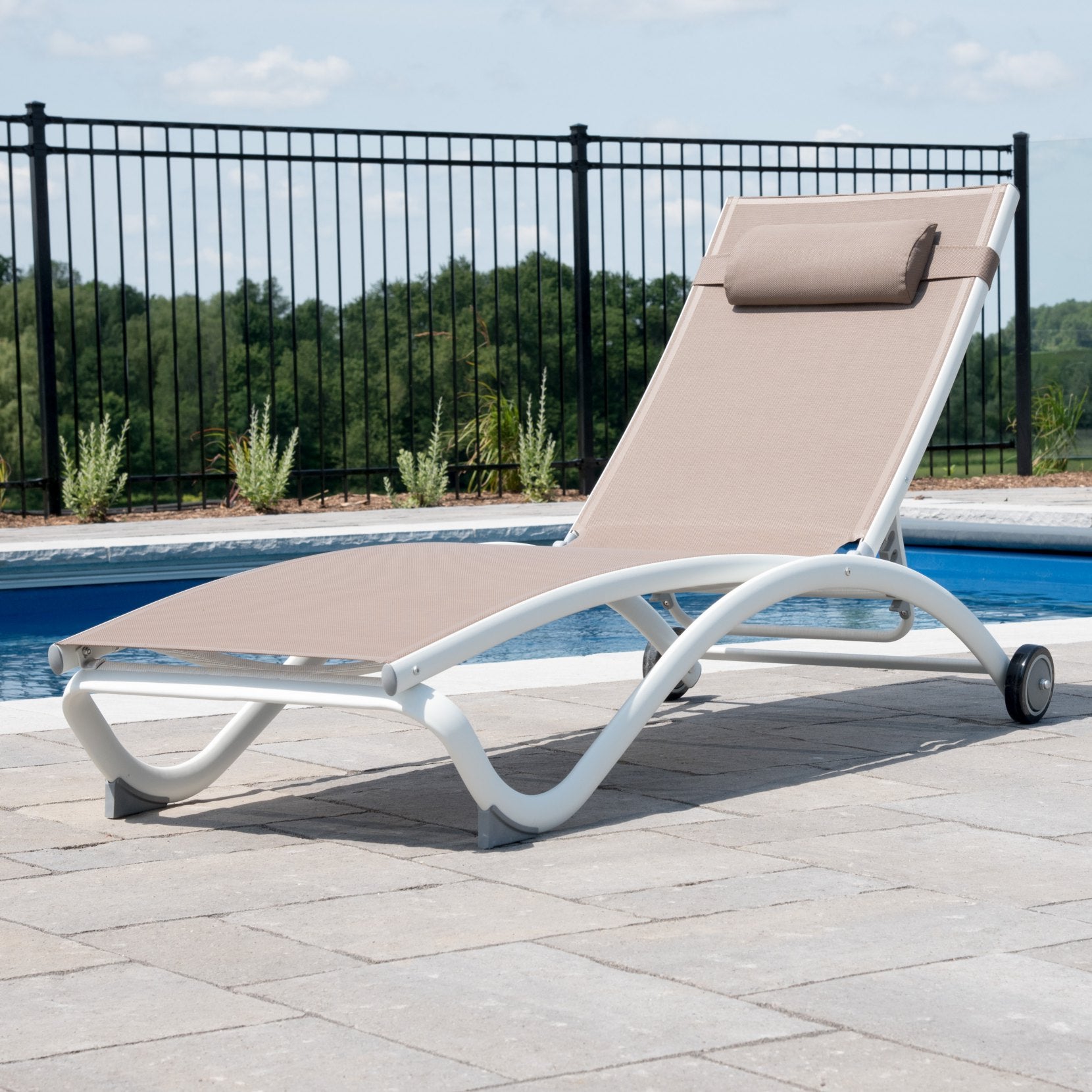 Vivere Glendale 4 position Aluminum Pool Lounger With Wheel & Pillow - Macchiato